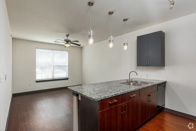 1BR, 1BA - 628SF - Living Room