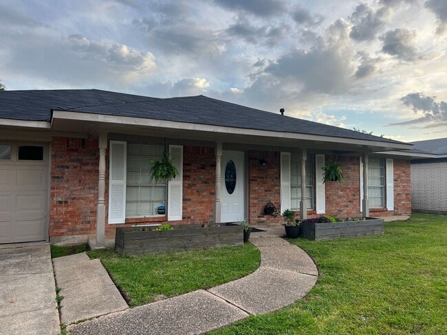 Building Photo - Greenacres -North Bossier.. Close to Barksdale Air Force Base..