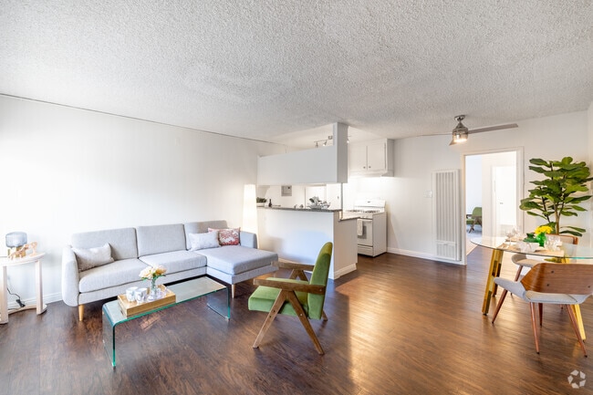 1BR, 1BA - 629SF - Living Room