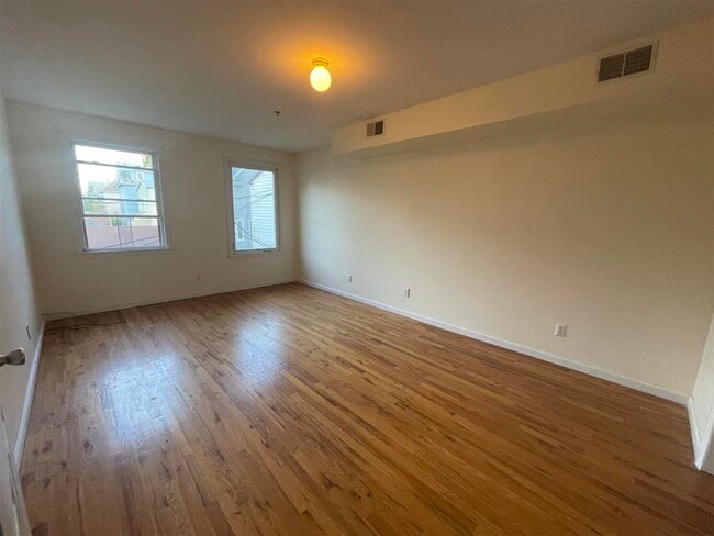 Photo - 836 Broadway St Unidad 2F