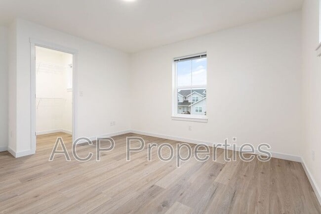 Building Photo - 2286 Brome St Rental