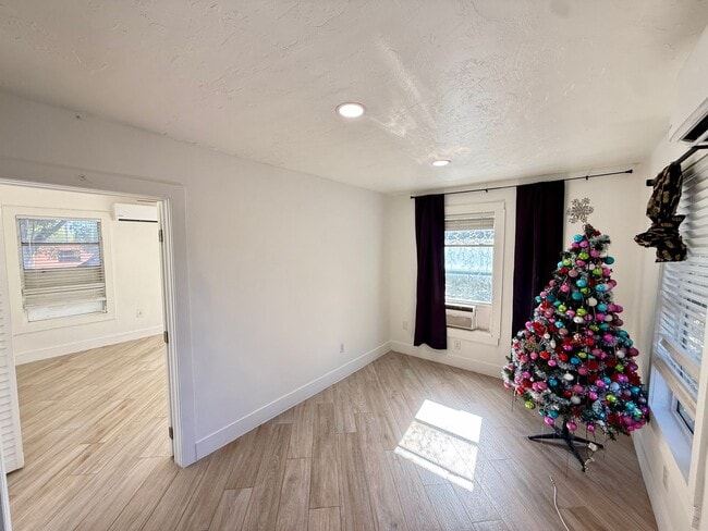 Building Photo - Spacious and Remodeled 2 bed 1 bath with parking!!! Unit 1029 NW 28th Street #2