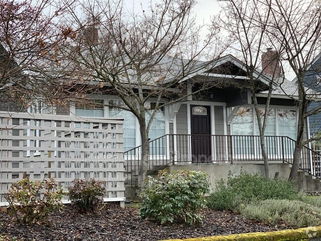 Building Photo - 724 Siskiyou Blvd Rental