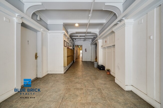Building Photo - 1420 Flower St Unit 33