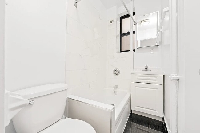 Photo - 235 W 12th St Unidad 14