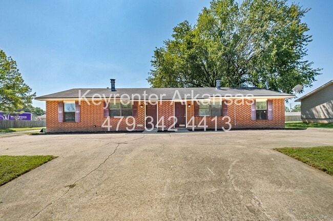 Building Photo - Newly Renovated Duplex in West Fayetteville!