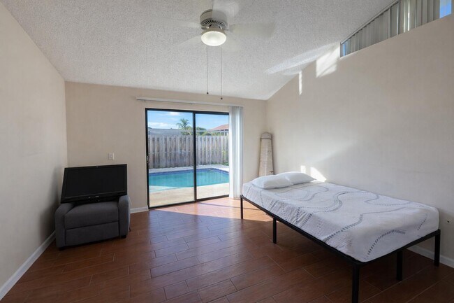 Photo - 4377 Woodstock Dr