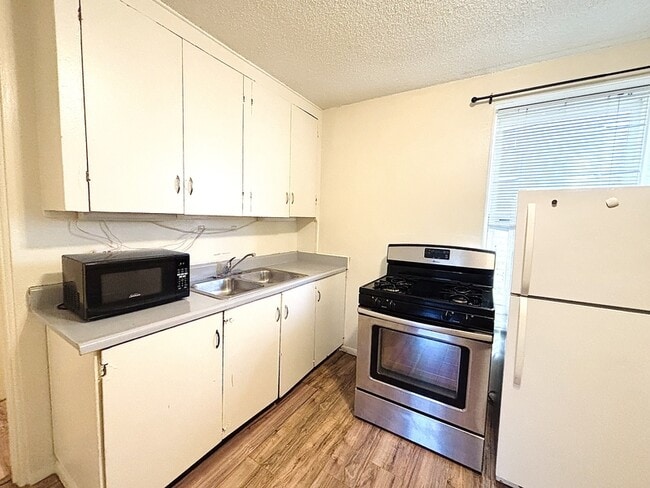 Photo - 560-564 S 600 E