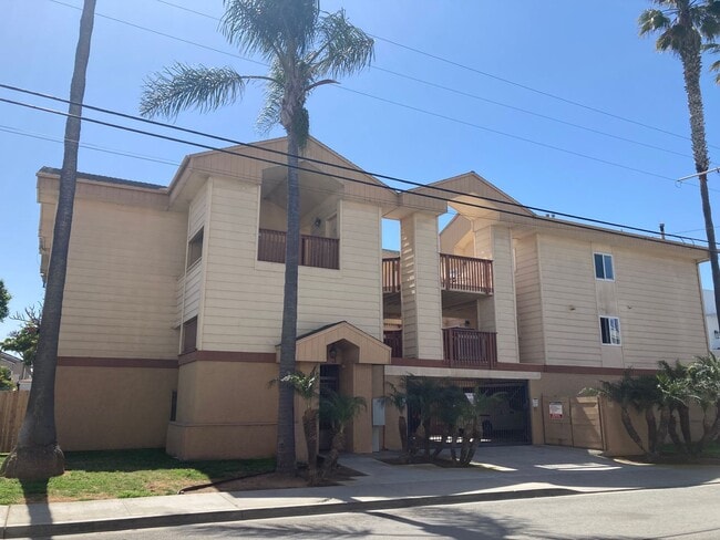 Building Photo - Upcoming!! 2 Bed/1 Bath Condo Apt.  Blocks...