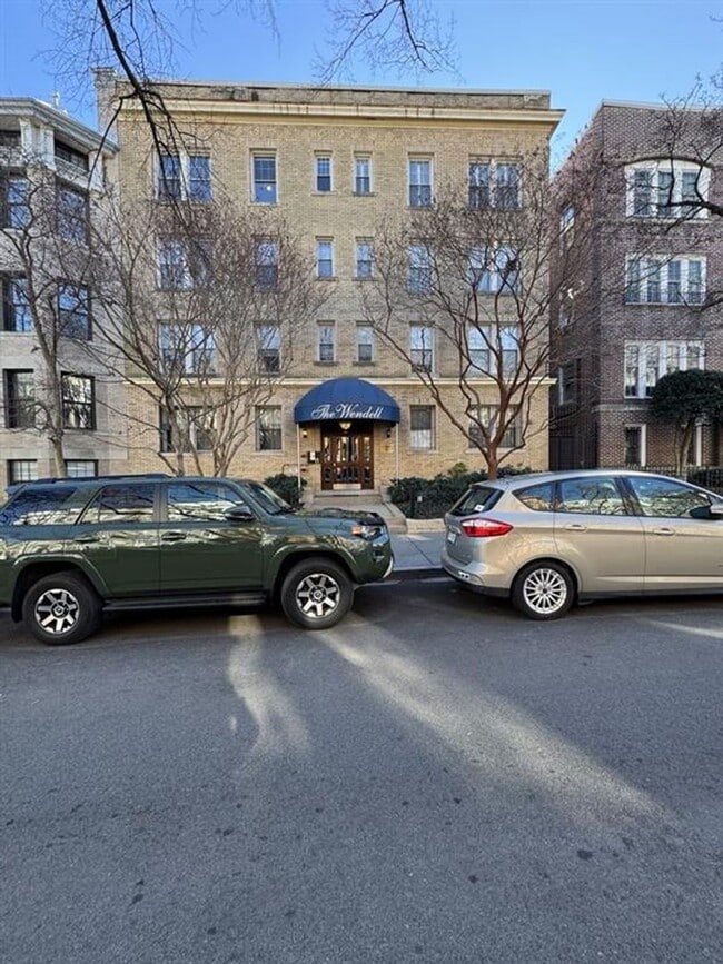 Building Photo - Top Floor Fully Furnished 1,000 Square Foot One Bedroom Plus Den in Kalorama