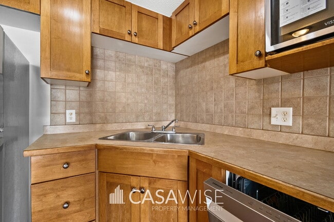 Photo - 3425-319 19 St NW