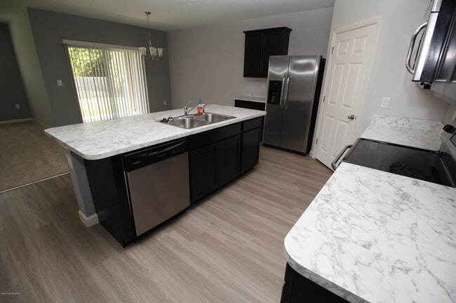 Photo - 1714 Emerson Dr SE