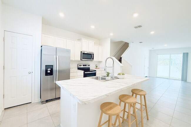 Building Photo - Move-In Ready Townhome with Spacious Layou...