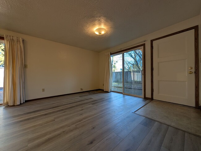 Great 2 bed/1 bath duplex in Santa Clara! - Great 2 bed/1 bath duplex in Santa Clara! House