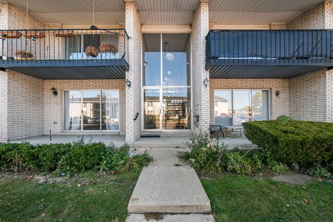 Building Photo - 8353 Kennedy Cir Unit #4