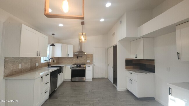 Building Photo - 1433 E Kerry Ln Rental
