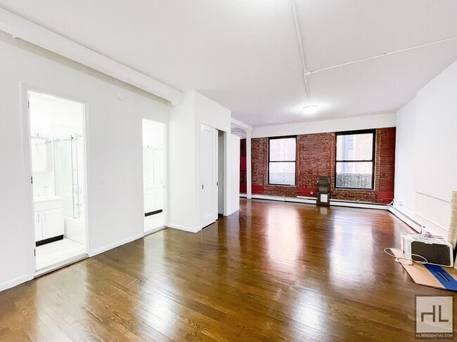 Building Photo - BROADWAY Unit 3FLR