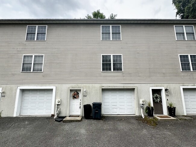 Building Photo - 750 Erow Ave