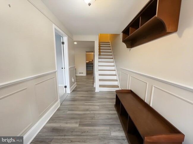 Photo - 561 W Marshall St