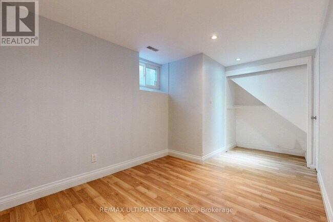 Photo - 470 Oriole Pkwy