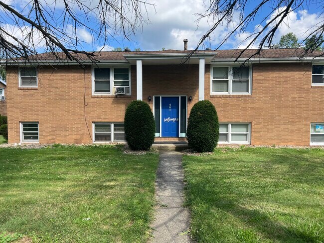 Nice quiet locate in Nile’s, Oh. Minutes from the Eastwood Mall Complex. 2 bedroom and 1 bath - 505 North Rd