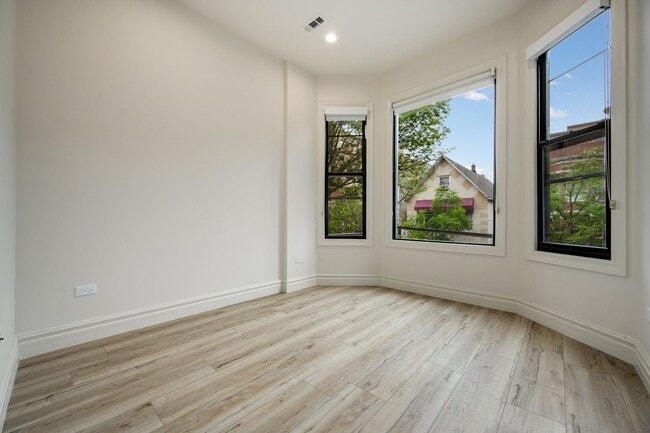 Photo - 1710 W Belmont Ave Unit 201