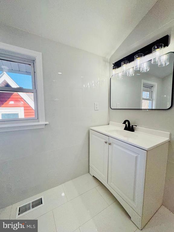 Photo - 552 Merchant St