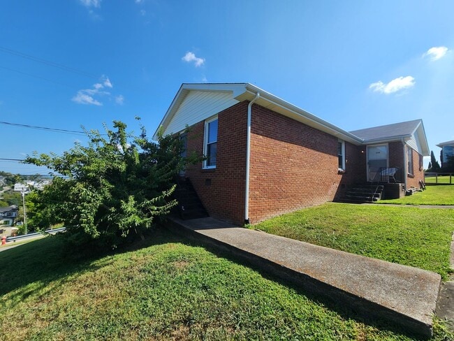 Building Photo - Quaint Sylvan Heights Duplex Rental