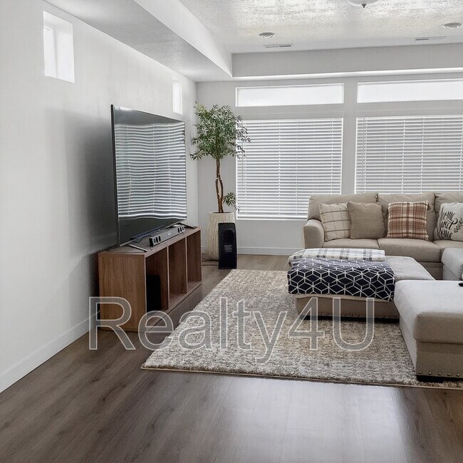 Photo - 138 E Crown Point Dr