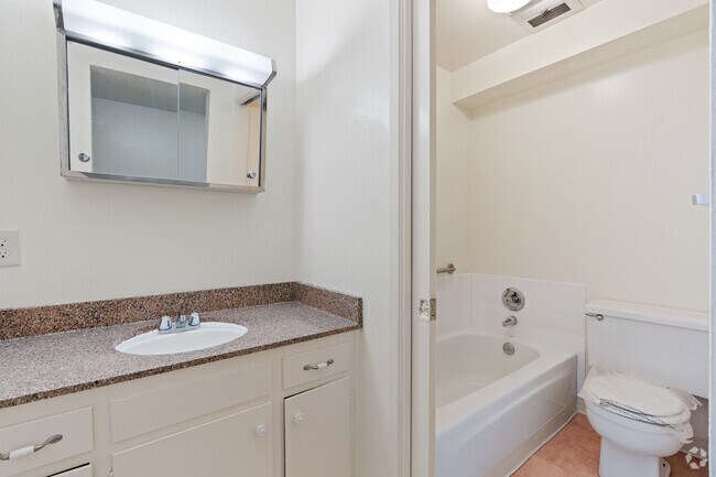 2BR, 2BA - 1080SF - Bathroom