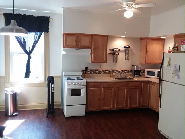 Large kitchen - 2625 N Calvert St Unidad 2A