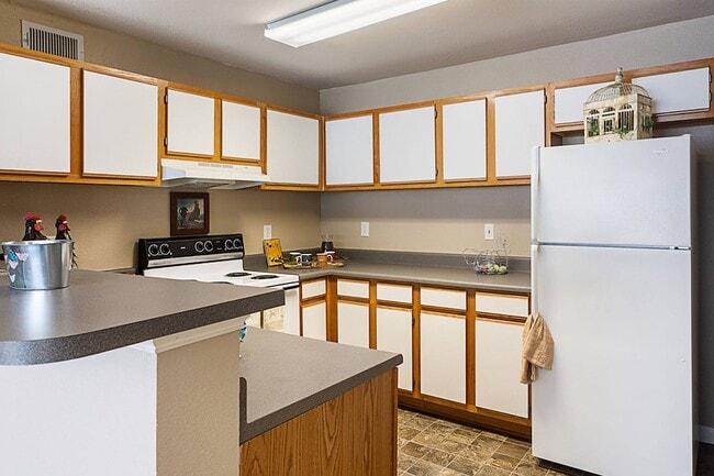 Apartment Kitchen - Waterbrook Apartments