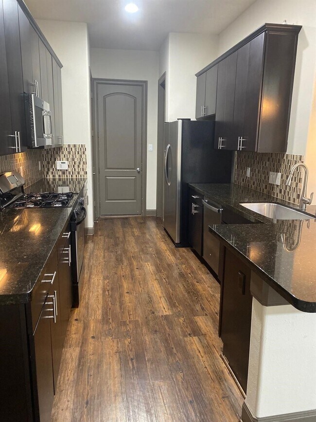 Photo - 102 Aventura Pl