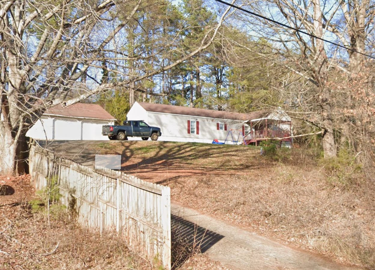 Charming 2 Bed/2 Bath Taylors Home with Spacious Yard & Convenient Greenville Access - Charming 2 Bed/2 Bath Taylors Home with Spacious Yard & Convenient Greenville Access
