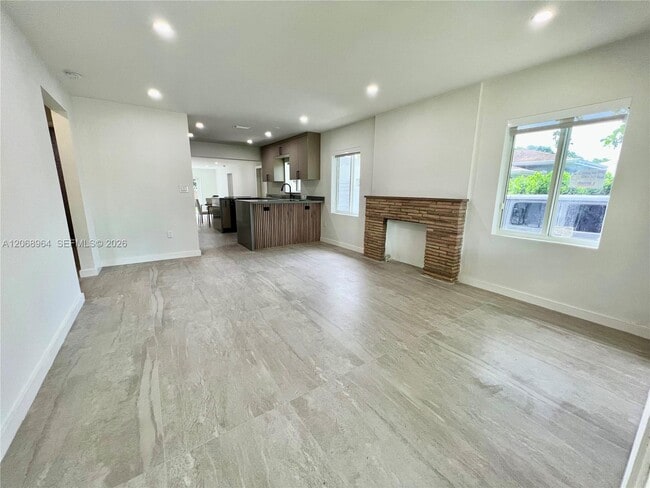Photo - 850 NE 127th St