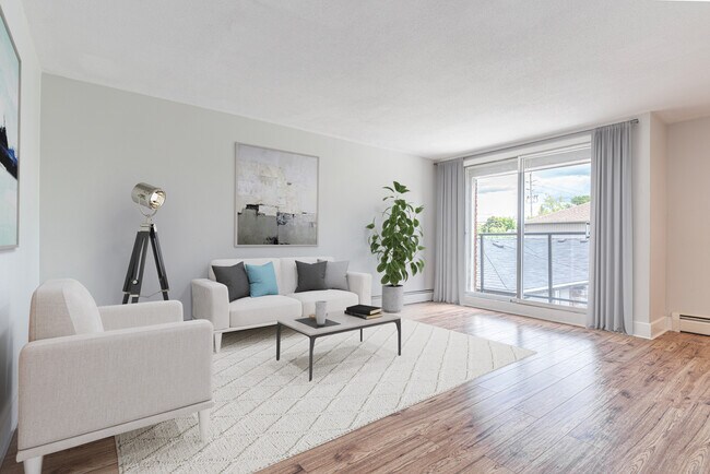 Photo - 621 Base Line Rd. E.