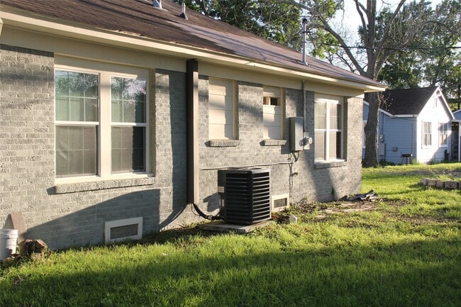 Photo - 724 Bowie St