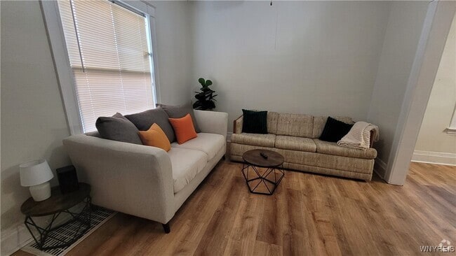 Building Photo - 614 7th St Rental