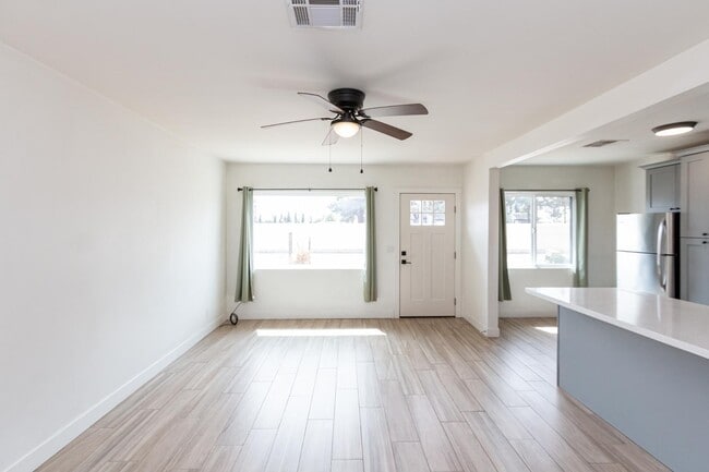 Photo - 114 E Elliot Rd