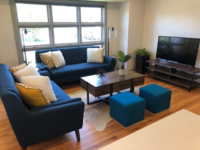 Photo - 1523 W 41st St