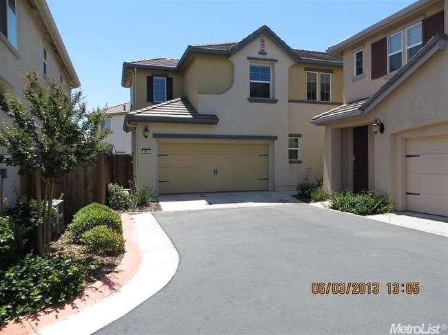 Photo - Great Lincoln Crossing Location, walk to Starbucks and More!