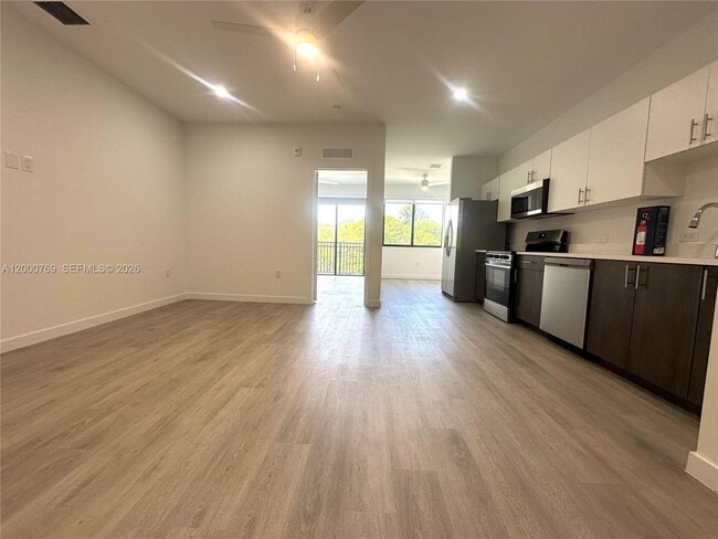 Building Photo - 20 NE 19th Ave Unit 304