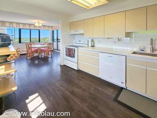 Photo - 6651 Minoru Blvd