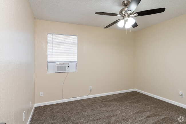 2BR, 1BA - 900SF