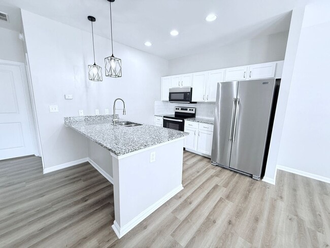 Photo - 4BD/4BA FURNISHED ROWANDALE UNIT