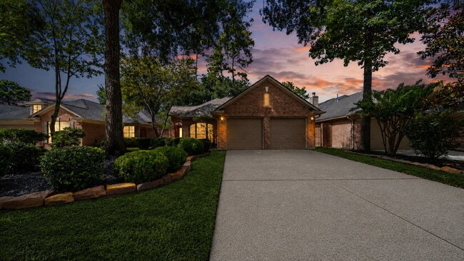 Welcome home to Alden Bridge, where comfort meets The Woodlands lifestyle!