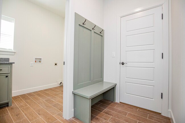 Photo - 924 Parker Ln