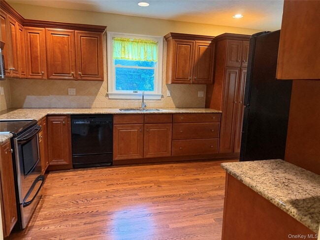 Photo - 60 Oaktree Ln