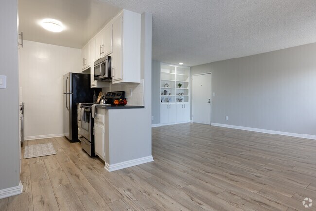 1BR, 1BA - 875SF