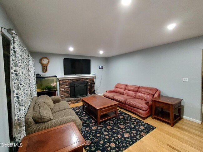 4 Limerick Ln